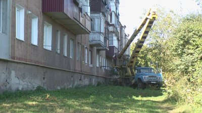 Комунальні служби громади наразі відновлюють дахи у 58 постраждалих від вибухової хвилі багатоповерхівках. Комунальні служби громади наразі відновлюють дахи у 58 постраждалих від вибухової хвилі багатоповерхівках.