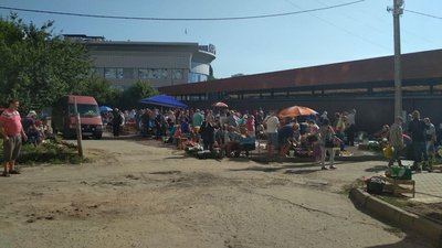 У Сумах заборонили стихійну торгівлю на Засумській. Де тепер придбати городину від селян У Сумах заборонили стихійну торгівлю на Засумській. Де тепер придбати городину від селян