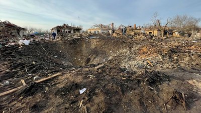 Ракетний удар по Черкащині: вирва після влучання у Смілі Ракетний удар по Черкащині: вирва після влучання у Смілі