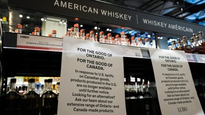 Канадські повінції у відповідь на тарифи Трампа зупиняють продаж американського алкоголю