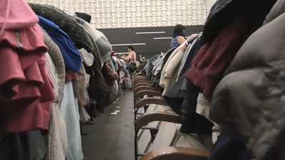 Вже цікавляться речами на осінь – у Черкасах переселенцям безоплатно роздають одяг