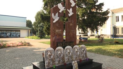 У Ружині на Житомирщині сім'ям загиблих військових вручили "Ікони пам'яті" У Ружині на Житомирщині сім'ям загиблих військових вручили "Ікони пам'яті"
