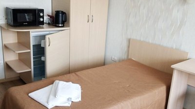 У кімнатах знаходиться необхідна техніка, зокрема мікрохвильова піч