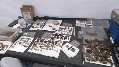 Речі, які знайшли під час розкопок на старому Голосківському кладовищі