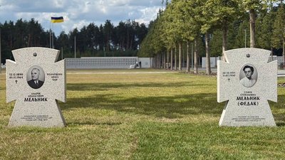 На могилі діячки визвольного руху Софії Мельник встановили новий пам'ятник — ідентичний до надгробка її чоловіка