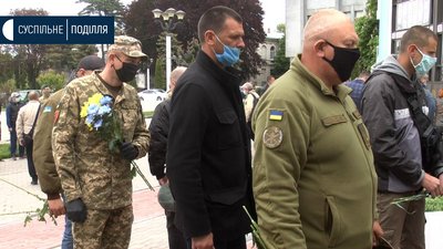 У Хмельницькому вшанували полеглих захисників України У Хмельницькому вшанували полеглих захисників України