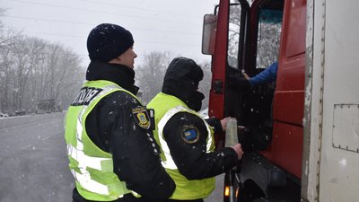 Поліцейські перевіряють у водіїв дозвільні документи Поліцейські перевіряють у водіїв дозвільні документи