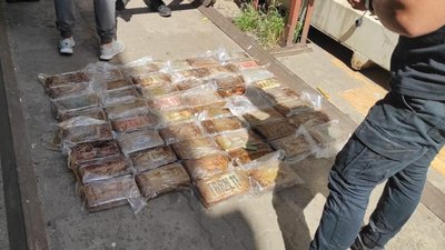 У порту на Одещині серед бананів знайшли 60 кг кокаїну. СБУ підозрює італійську мафію У порту на Одещині серед бананів знайшли 60 кг кокаїну. СБУ підозрює італійську мафію
