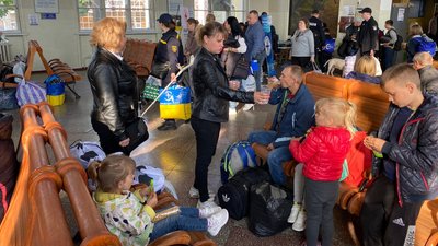 Понад 50 жителів Донеччини приїхали на Житомирщину черговим евакуаційним потягом Понад 50 жителів Донеччини приїхали на Житомирщину черговим евакуаційним потягом