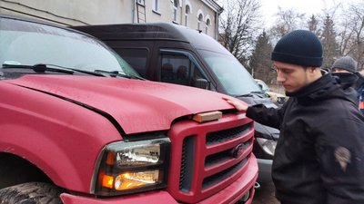 Волонтери американського фонду відправили бійцям позашляховик Волонтери американського фонду відправили бійцям позашляховик