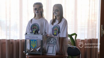 У Дніпрі діти організували виставу, аби зібрати гроші на допомогу покинутим тваринам У Дніпрі діти організували виставу, аби зібрати гроші на допомогу покинутим тваринам