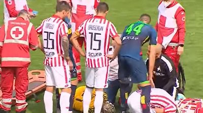 В Італії голкіперу влучили петардою під час матчу, після чого госпіталізували: відео