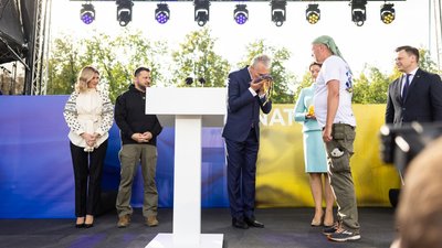 Литовка пробігла марафон з прапором з Бахмута на підтримку України