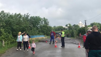 На Прикарпатті поліція перекрила дорогу через пошкоджений міст На Прикарпатті поліція перекрила дорогу через пошкоджений міст