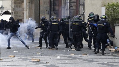 У Празі на акції проти посиленого карантину сталися сутички з поліцією, десятки затриманих У Празі на акції проти посиленого карантину сталися сутички з поліцією, десятки затриманих