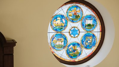 Символи колін Ізраїлю. В головній синагозі Буковини встановили вітражі Символи колін Ізраїлю. В головній синагозі Буковини встановили вітражі