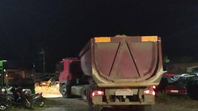 У Житомирському районі поліцейські затримали вантажівку з нелегальним піском