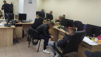 Представлялися працівниками банку. На Дніпропетровщині припинили діяльність шахрайського call-центру