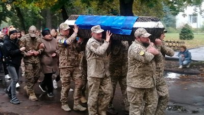 Потрапив під артобстріл: на Чернігівщині попрощалися із солдатом Анатолієм Коротким
