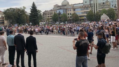 В Івано-Франківську містяни протестують проти карантинних обмежень червоної зони В Івано-Франківську містяни протестують проти карантинних обмежень червоної зони