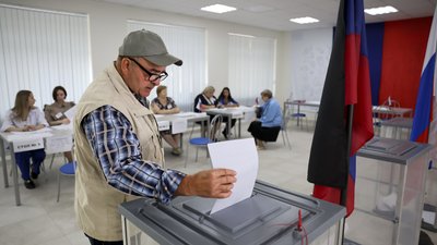 Чоловік голосує на виборчій дільниці під час "виборів" у Донецьку