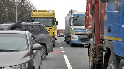 Акція протесту проти комунальних тарифів під Полтавою. Автівки, що стоять через перекриту дорогу Акція протесту проти комунальних тарифів під Полтавою. Автівки, що стоять через перекриту дорогу