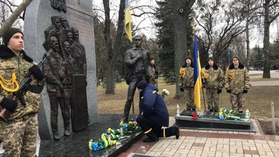 Три сотні людей у Луцьку прийшли вшанували пам'ять Героїв Небесної Сотні Три сотні людей у Луцьку прийшли вшанували пам'ять Героїв Небесної Сотні