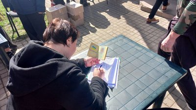 У Сумах видають гуманітарну допомогу дітям війни У Сумах видають гуманітарну допомогу дітям війни