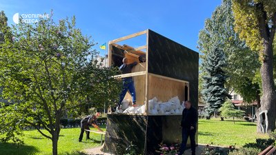 В центрі Одеси ховають левів від ракетних обстрілів