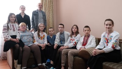 "Діти чули вибухи, а в кімнатах дрижали вікна". Історія сім'ї переселенців, в якій вісім вихованців