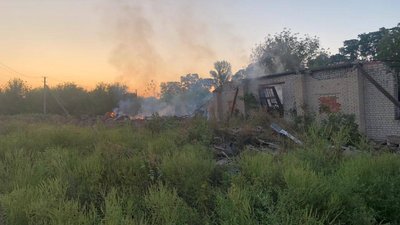 Складське приміщення у селі Піски-Радьківські на Харківщині, яке зруйноване внаслідок удару РФ з дроном-камікадзе вночі 16 серпня 2023 року Складське приміщення у селі Піски-Радьківські на Харківщині, яке зруйноване внаслідок удару РФ з дроном-камікадзе вночі 16 серпня 2023 року