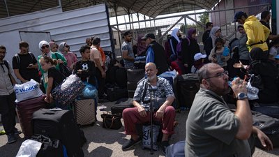 Палестинці чекають на в'їзд до Єгипту на прикордонному переході Рафах 
