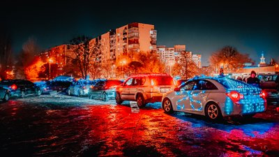 У Харкові з автівок сформували фігуру різдвяного янгола довжиною більше 100 метрів У Харкові з автівок сформували фігуру різдвяного янгола довжиною більше 100 метрів