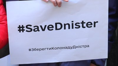 Сотня іванофранківців зібралася на мітинг біля готелю "Дністер" Сотня іванофранківців зібралася на мітинг біля готелю "Дністер"