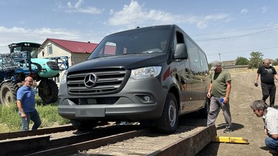 "Хто бідніший — йде пішки": для підвозу селян громаді на Миколаївщині передали мікроавтобуси "Хто бідніший — йде пішки": для підвозу селян громаді на Миколаївщині передали мікроавтобуси