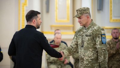 Президент вручив "Золоту зірку" Героя України полковнику Олександру Довгачу