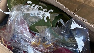 Двоє водіїв намагалися незаконно ввезти на Закарпаття брендовий одяг та взуття Двоє водіїв намагалися незаконно ввезти на Закарпаття брендовий одяг та взуття