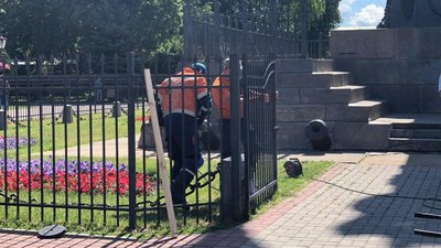 Комунальники демонтують огорожу навколо монумента Слави Комунальники демонтують огорожу навколо монумента Слави