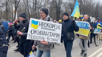 У Мелітополі містяни щодня виходять на мітинги проти окупаційних військ РФ У Мелітополі містяни щодня виходять на мітинги проти окупаційних військ РФ