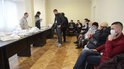 Біля Тернопільської міської територіальної виборчої комісії утворились черги Біля Тернопільської міської територіальної виборчої комісії утворились черги