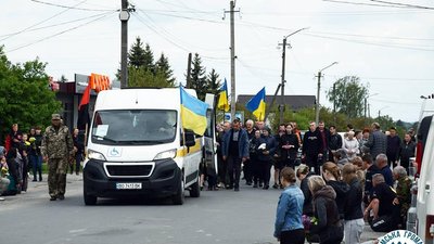На Тернопільщині прощаються із загиблим на Донбасі військовим На Тернопільщині прощаються із загиблим на Донбасі військовим
