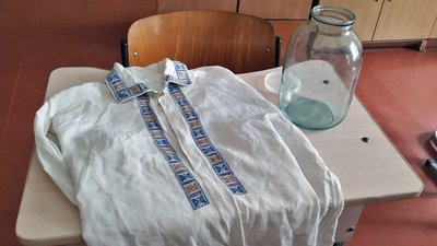 До Дня вишиванки: волинянин зберігає вишиту сорочку товариша в трилітровій банці До Дня вишиванки: волинянин зберігає вишиту сорочку товариша в трилітровій банці