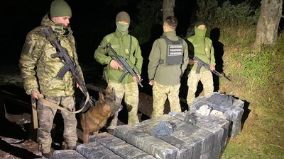 На Закарпатті поблизу кордону прикордонники виявили 16,5 тис. пачок сигарет та затримали пачкаря На Закарпатті поблизу кордону прикордонники виявили 16,5 тис. пачок сигарет та затримали пачкаря