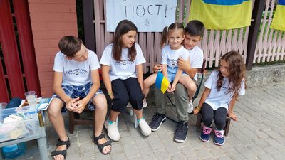 У Львові діти організували "блокпост" і збирають гроші для ЗСУ У Львові діти організували "блокпост" і збирають гроші для ЗСУ