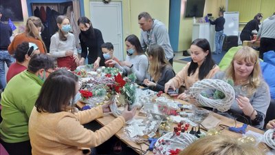 15 дружин воїнів АТО/ООС з Прикарпаття плели різдвяні віночки 15 дружин воїнів АТО/ООС з Прикарпаття плели різдвяні віночки