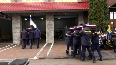 Загинули на Херсонщині: у Житомирі попрощалися з рятувальниками Сергієм Курінним, Дмитром Краснощоковим і Олексієм Сичем Загинули на Херсонщині: у Житомирі попрощалися з рятувальниками Сергієм Курінним, Дмитром Краснощоковим і Олексієм Сичем