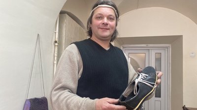 Перша професія: учні спецшколи у Житомирі на уроках праці виготовляють крафтове взуття Перша професія: учні спецшколи у Житомирі на уроках праці виготовляють крафтове взуття
