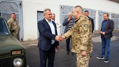 У громаді на Вінниччині придбали автівку та передали військовослужбовцям ЗСУ
