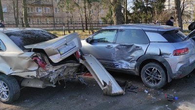 Занесло на парковку: у Чернігові водій BMW протаранив чотири автівки Занесло на парковку: у Чернігові водій BMW протаранив чотири автівки
