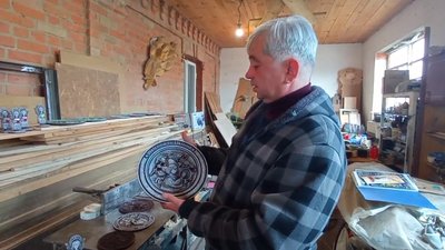 На Житомирщині переселенець із Бучанського району створює сувенірні тарілки на патріотичну тематику На Житомирщині переселенець із Бучанського району створює сувенірні тарілки на патріотичну тематику